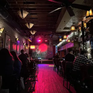 a crowd of people sitting at a bar