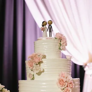 Uplighting is always a good backdrop to some cake! PC: Pinky Photography
