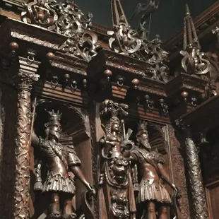 Totally exquisite carving.