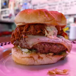 That's a spicy Burger thanks to the pulled pork on top and the pepper cheese.