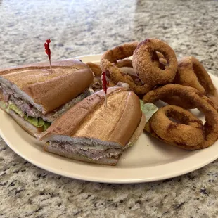 Steak sandwich with onion rings