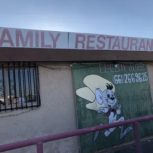 Speedy Joe&apos;s front parking