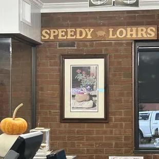 a brick wall with a sign that says speedy lohr's