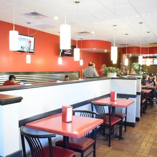 the interior of a fast food restaurant
