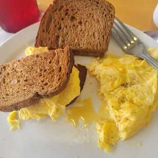Scrambled egg &amp; wheat toast