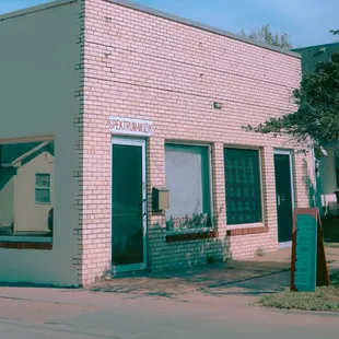 The outside of our new location, at 112 S Handley. Right around the corner from our old location!