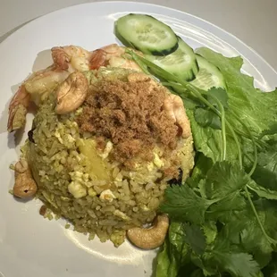 Pineapple fried rice .
