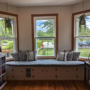 a window seat in the corner of a room