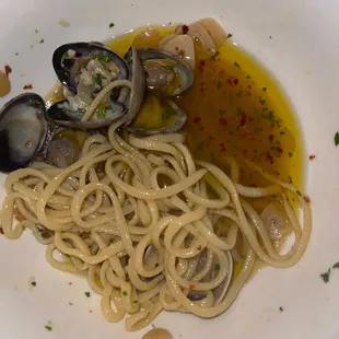 a plate of pasta and clams
