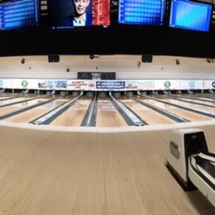 Panoramic view of the lanes.