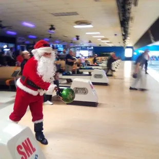 Santa  stopped by to wish the Thursday Senior Bowling league Merry Xmas and also for some practice.  Dec. 2021