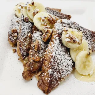french toast with bananas and powdered sugar