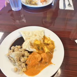 Naan, chickpea, Paneer Makhani