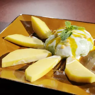 Fresh Mango and sweet sticky rice