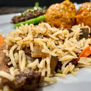 Kabuli Pulao is a popular rice dish near the border region of Pakistan and Afghanistan. Very savory.