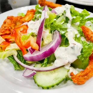 Salad with yogurt sauce
