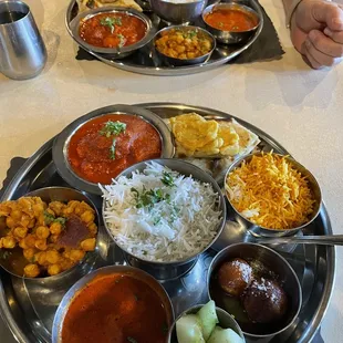 at 9 o clock chickpeas,chicken vindaloo,fried potatoes over naan,tasty rice with 1 cauliflower,dessert,cucumbers,soup. Ctr has plain rice