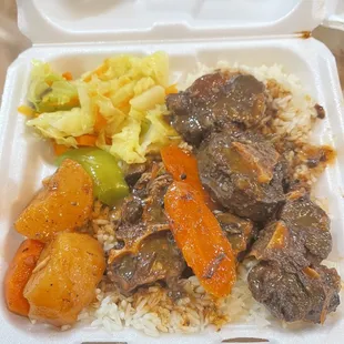 Oxtail with white rice and cabbage.