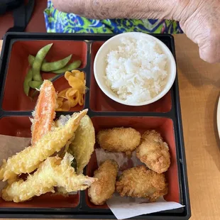 This is one of my Aunties Fave.  Two choice: Fried oysters, shrimp and vegetable tempura with sushi rice.