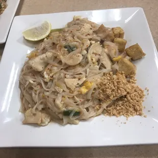 pad thai no sprouts tofu and chicken