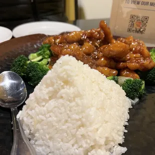 Sesame chicken with rice and broccoli