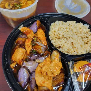 Chicken, Eggplant in Garlic Saucew/Brown Rice and Hot&amp; Sour Soup.  Very tasty. Quick service and very fresh.