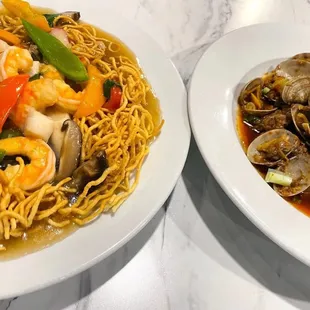 Crispy egg noodle and seafood