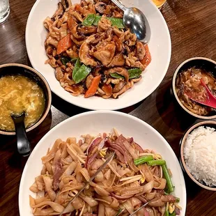 Cantonese Style Chow Ho Fun &amp; Mushroom Chicken