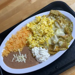 Chilaquiles en salsa verde con Huevos