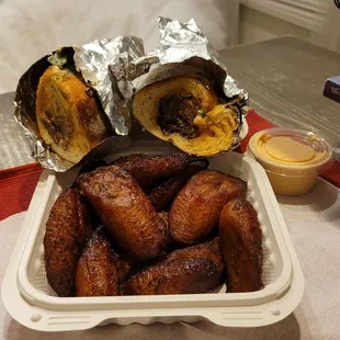 Beef kabob and fried plantains, with sauce