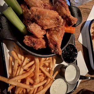 Buffalo wings with fries