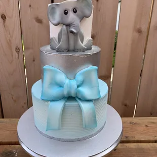 Beautiful Elephant and bow cake