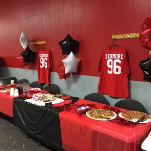 They were so helpful they brought out party tables for our use free of charge. :) look at those yummy pizzas!!
