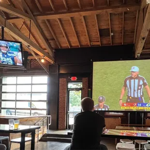 Not a "Portland-centric" bar. They cater to the Cali crowd instead. Don't be fooled.