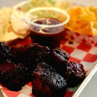 Pork belly burnt ends, jalapeño mac n cheese, coleslaw and banana pudding