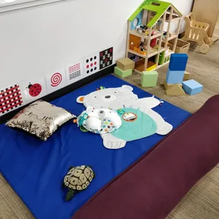 Floor play stations in the main lounge.