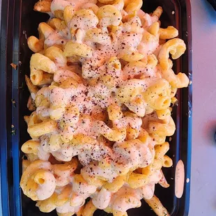 Sparky bowl (macaroni and cheese, seasoned fries, chipotle , and sumac..