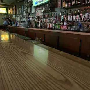 Full bar with tv and local comrades. Good pours and a jukebox. I love it.
