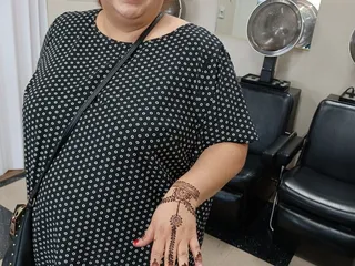 Mona's Salon and Threading