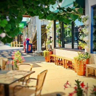 Outdoor patio with flower boxes next to CTA train overhead Montrose Brown Line