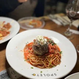 a plate of spaghetti and meatballs