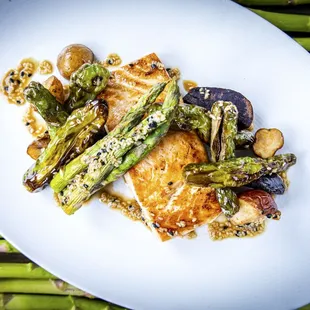 NORWEGIAN AUKRA SALMON:
roasted asparagus, shishito peppers, herbed fingerling potatoes, sesame dressing.