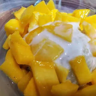 Panndan sticky rice with mango