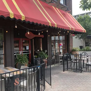 The front outside of the restaurant.