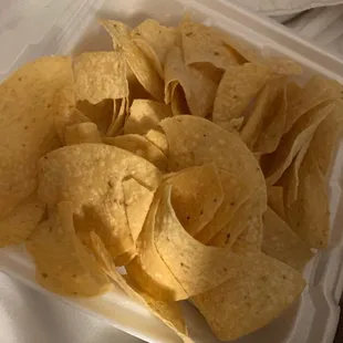 Crunchy fresh chips w/ salsa