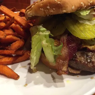 Burger with fried egg and sweet potatoe fries