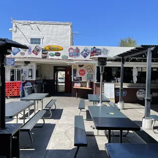 the outside of a restaurant
