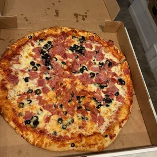 XL thin crust ham, cheese and black olive pizza. Delicious!