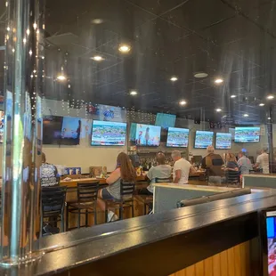 Bar area with more tv's