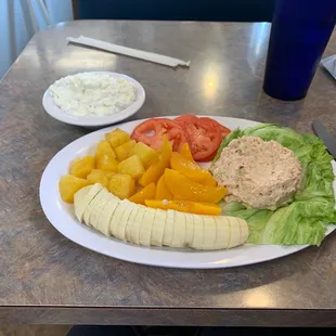 Dieters plate with Tuna salad.